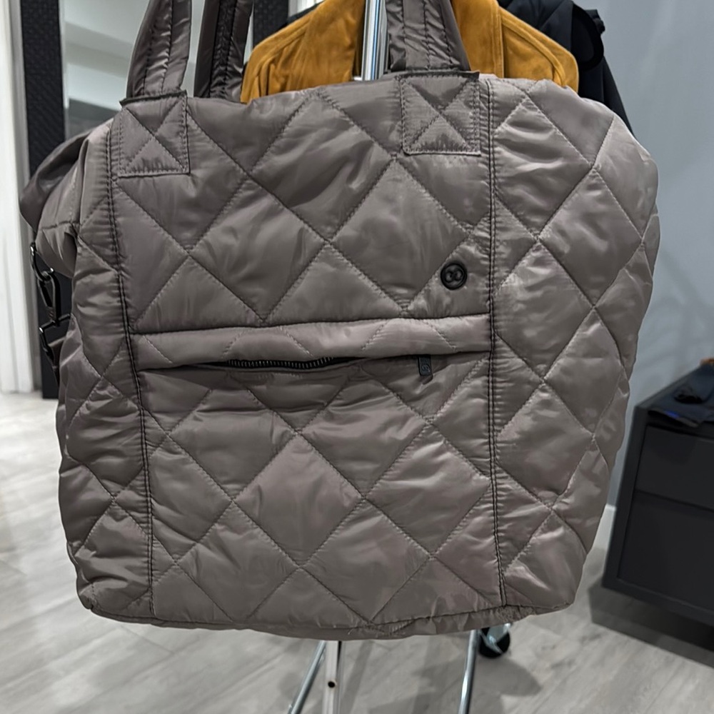 Luxurious Gray Quilted Tote Bag with Metallic Sheen